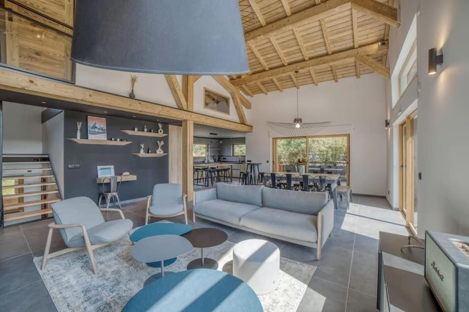 Kitchen or kitchenette, Living room, Seating area, Dining area