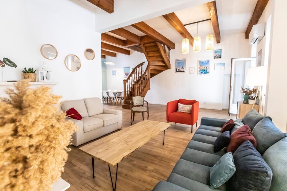 Living room, Seating area, air conditioner