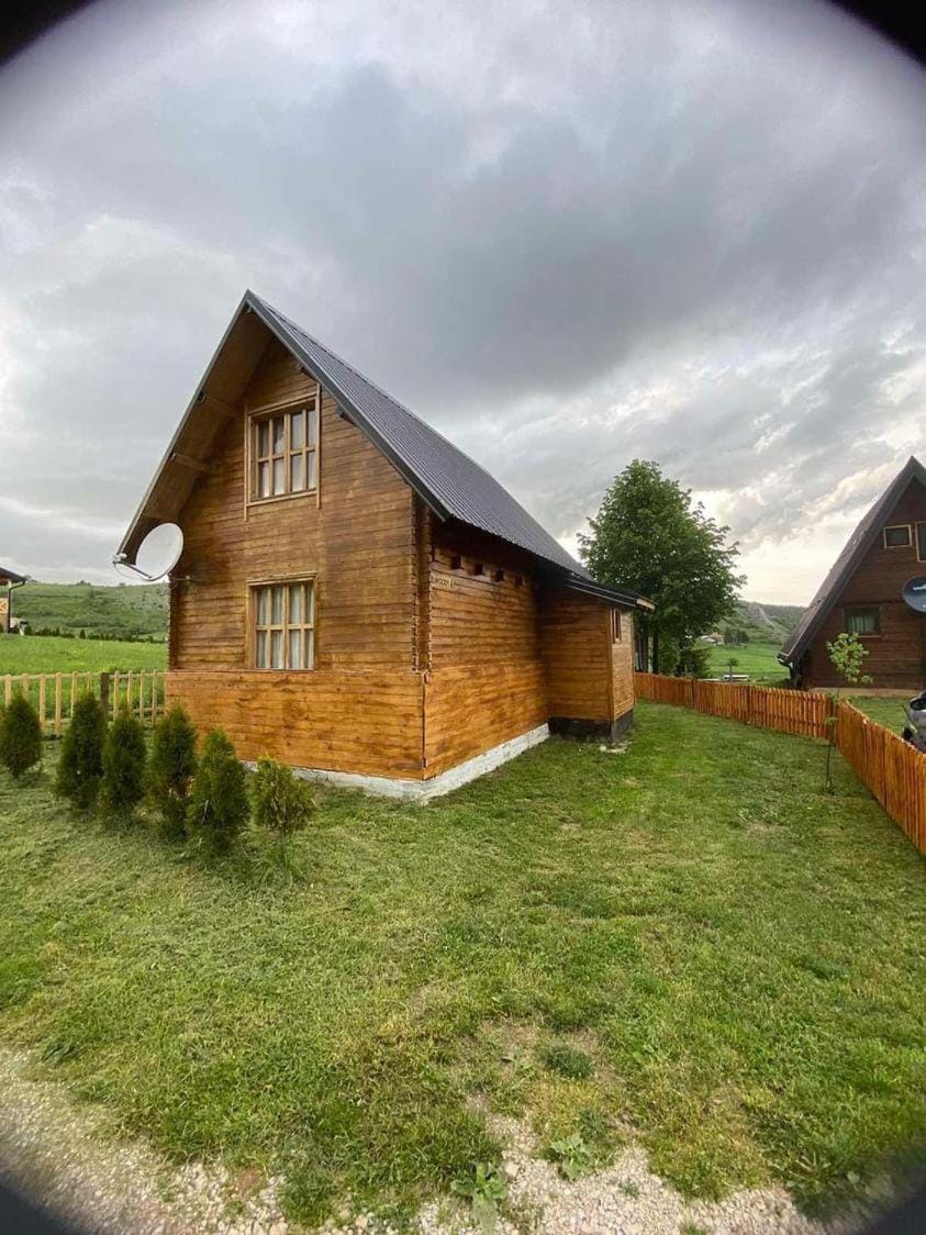 Woody uvacko jezero House in Zlatibor District, Serbia