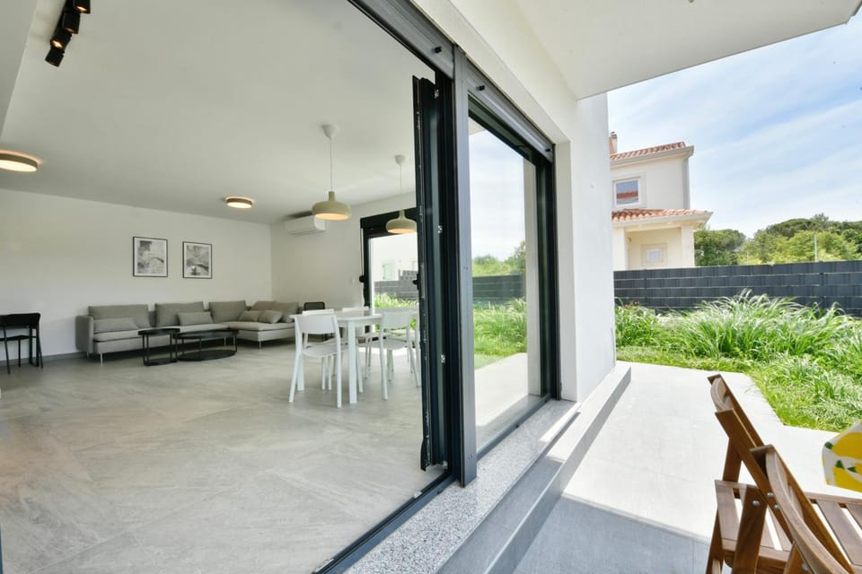 Patio, Garden, Living room, Dining area