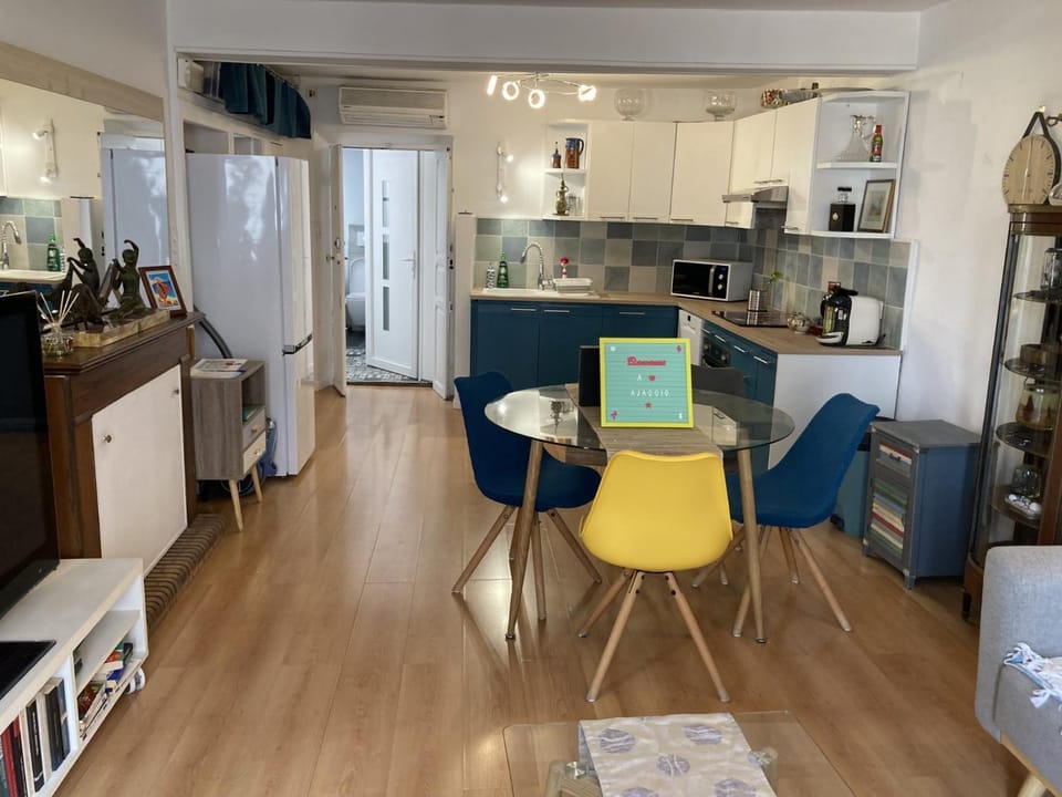 TV and multimedia, Coffee/tea facilities, Kitchen or kitchenette, Living room, Dining area, dishwasher, oven, stove, toaster, air conditioner