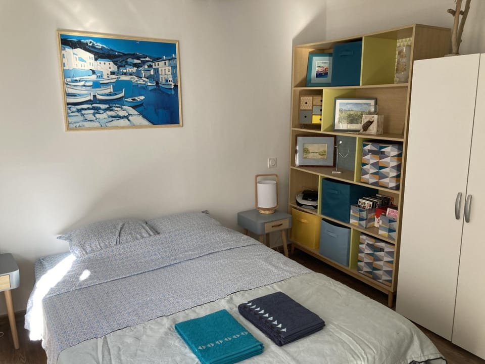 Photo of the whole room, Bedroom, wardrobe