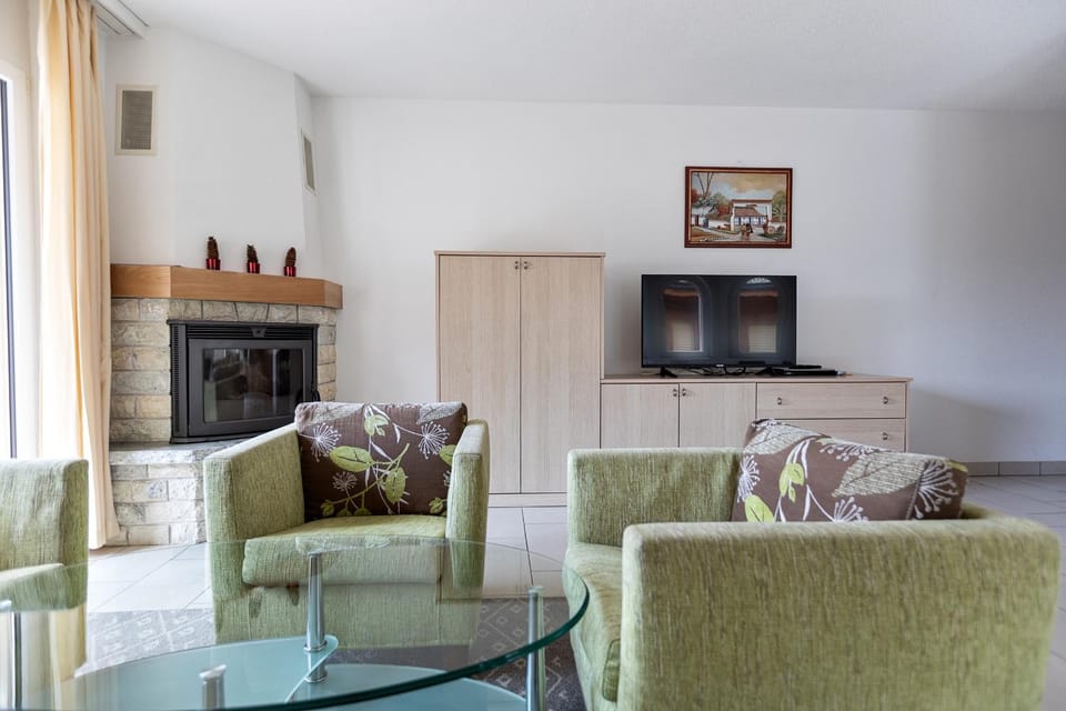 TV and multimedia, Living room, Seating area