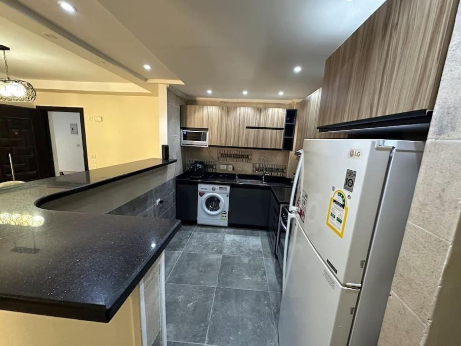 Kitchen or kitchenette, oven, washing machine