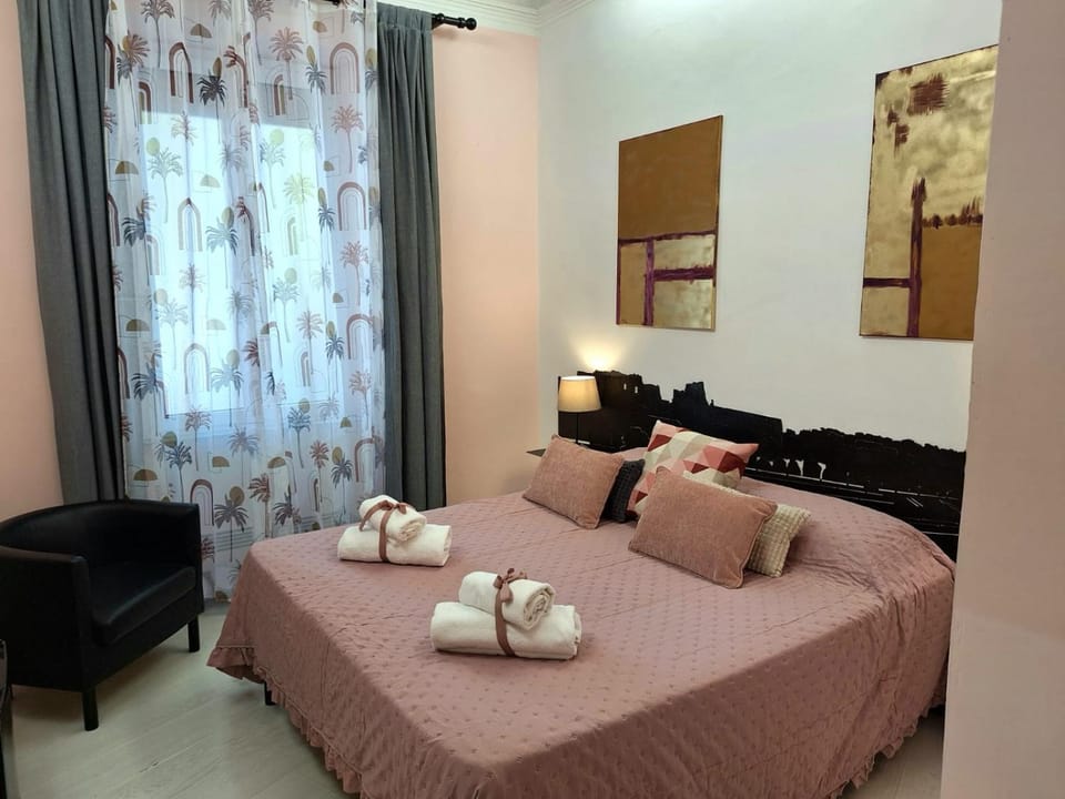 Bed, Bedroom, towels