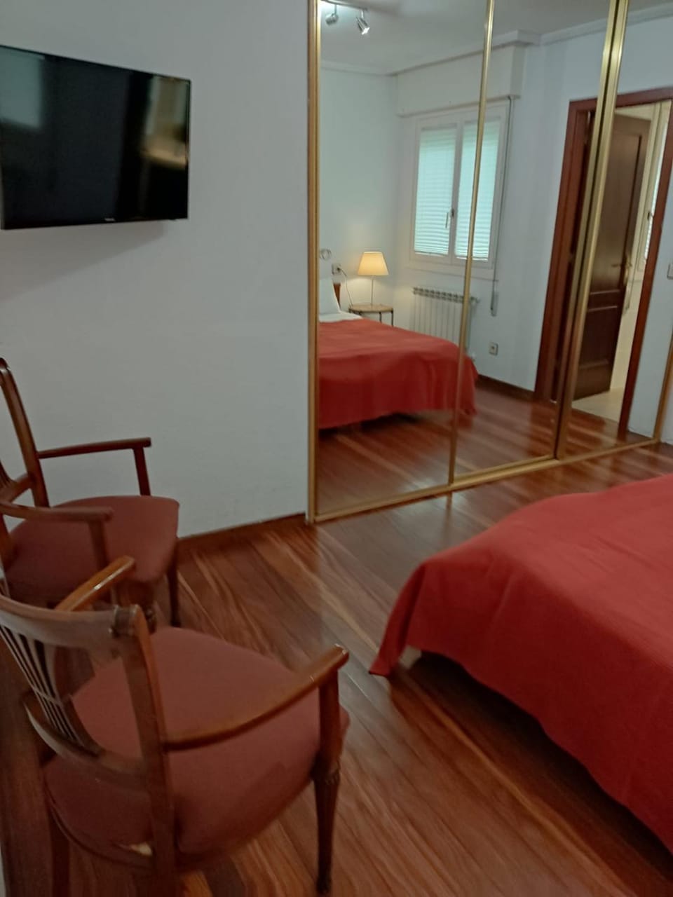 Bed, TV and multimedia, Photo of the whole room, Bedroom