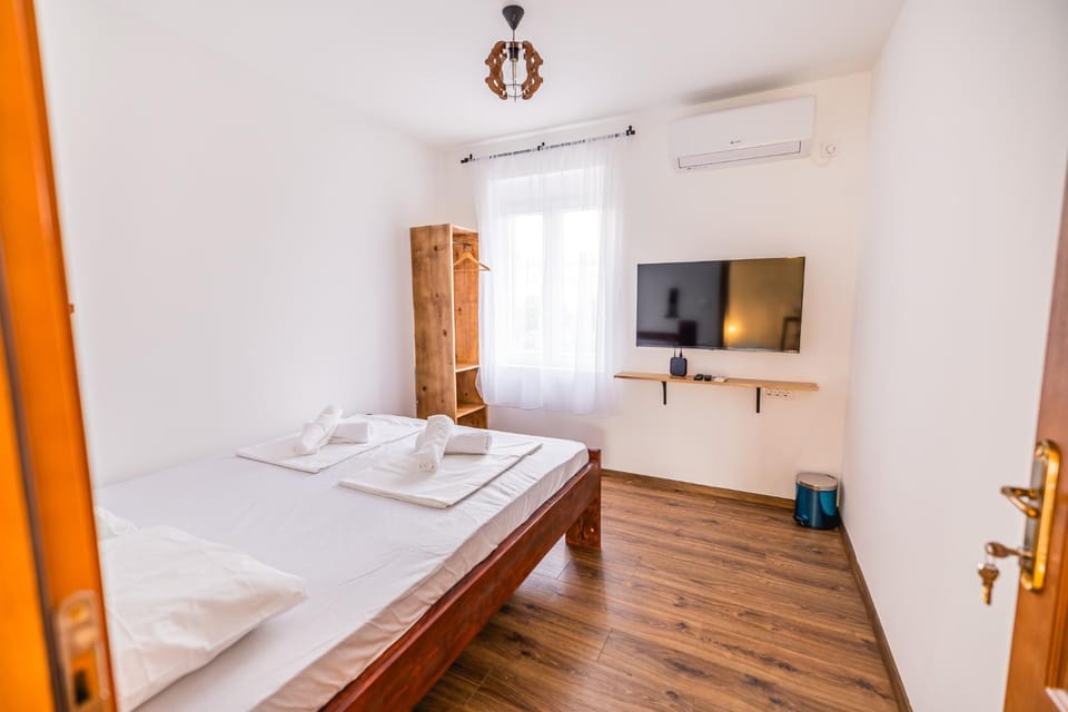 Bed, TV and multimedia, Photo of the whole room, Evening entertainment, Bedroom, towels