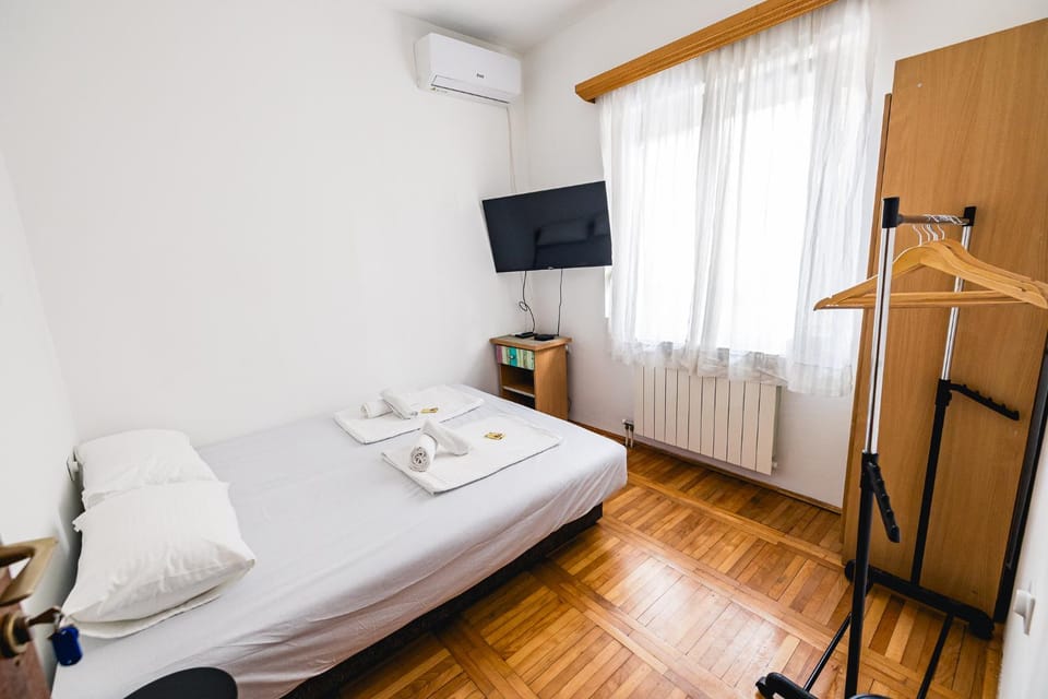 Bed, TV and multimedia, Photo of the whole room, Bedroom, towels, wardrobe, air conditioner