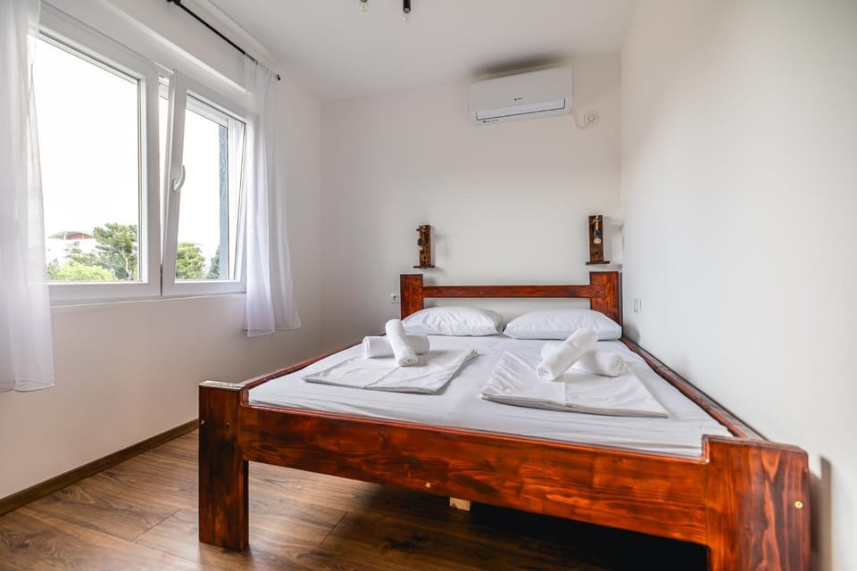 Bed, Photo of the whole room, Bedroom, towels, air conditioner