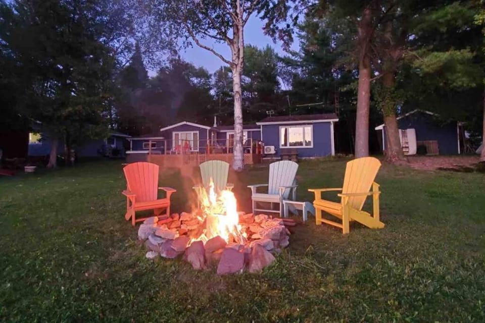 Communal lounge/ TV room, Night, BBQ facilities, Evening entertainment, Garden view