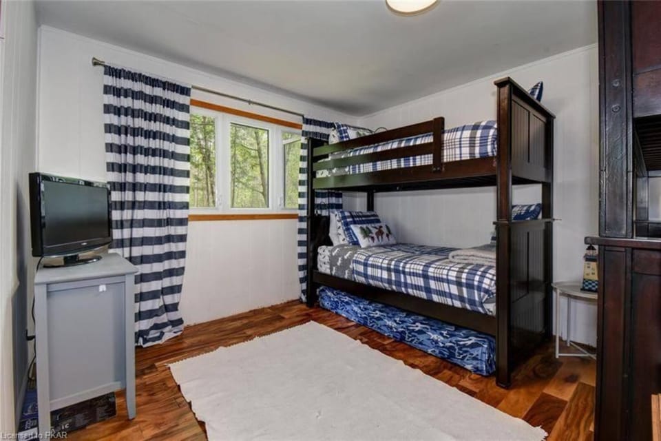 TV and multimedia, Evening entertainment, bunk bed, wardrobe