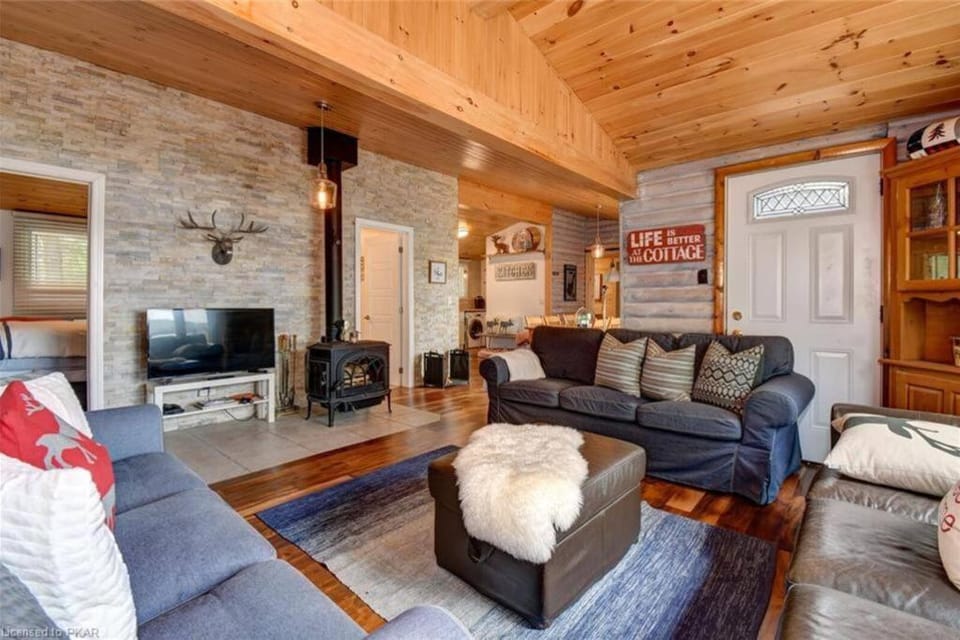 Communal lounge/ TV room, TV and multimedia, Living room, Seating area, Evening entertainment