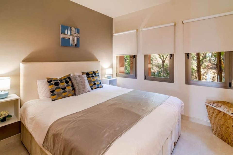 Spacious 3BR Apartment in New Golden Mile, Ideal for Families & Long Stays Apartment in Costa del Sol