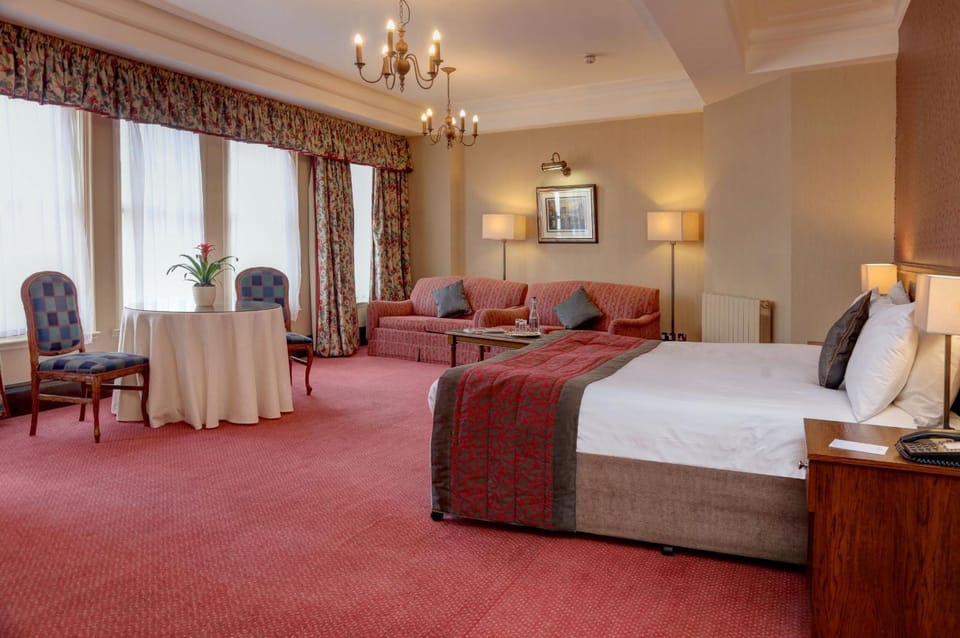 Bed, People, Bathroom, TV and multimedia, Coffee/tea facilities, Living room, Seating area, Bedroom, City view, Street view, Family