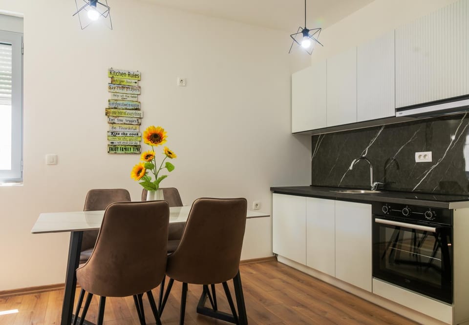Kitchen or kitchenette, Dining area, minibar, oven