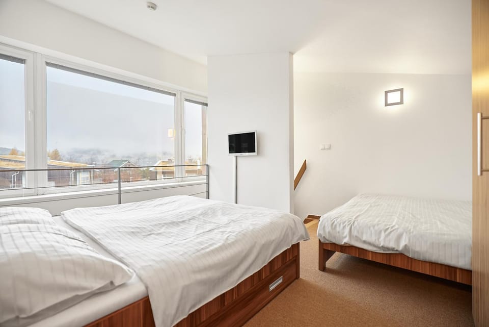 Bed, TV and multimedia, Photo of the whole room, Bedroom
