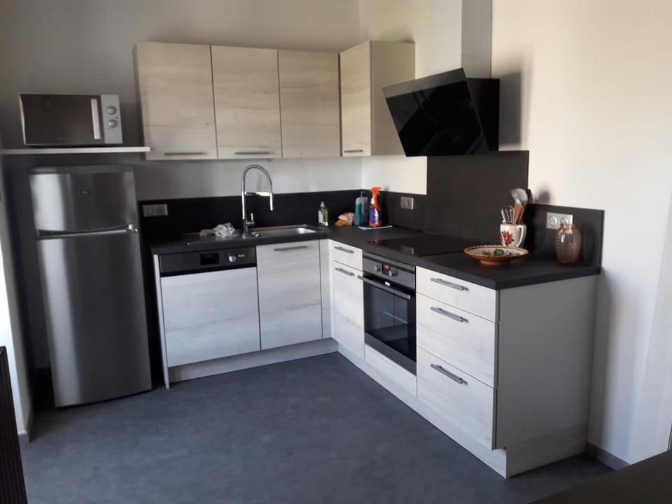 TV and multimedia, Coffee/tea facilities, Kitchen or kitchenette, dishwasher, oven, stove, toaster