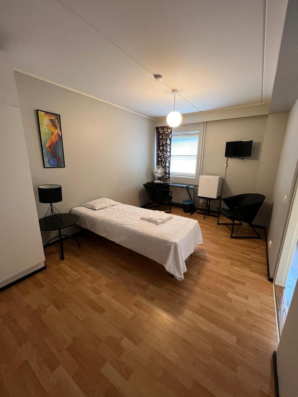 Photo of the whole room, Bedroom, furniture