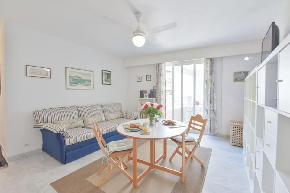 PALM ROYAL - Apt for 4 with balcony - 5 minutes from the beach Apartment in Antibes