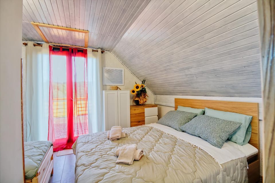 Bed, Bedroom, towels