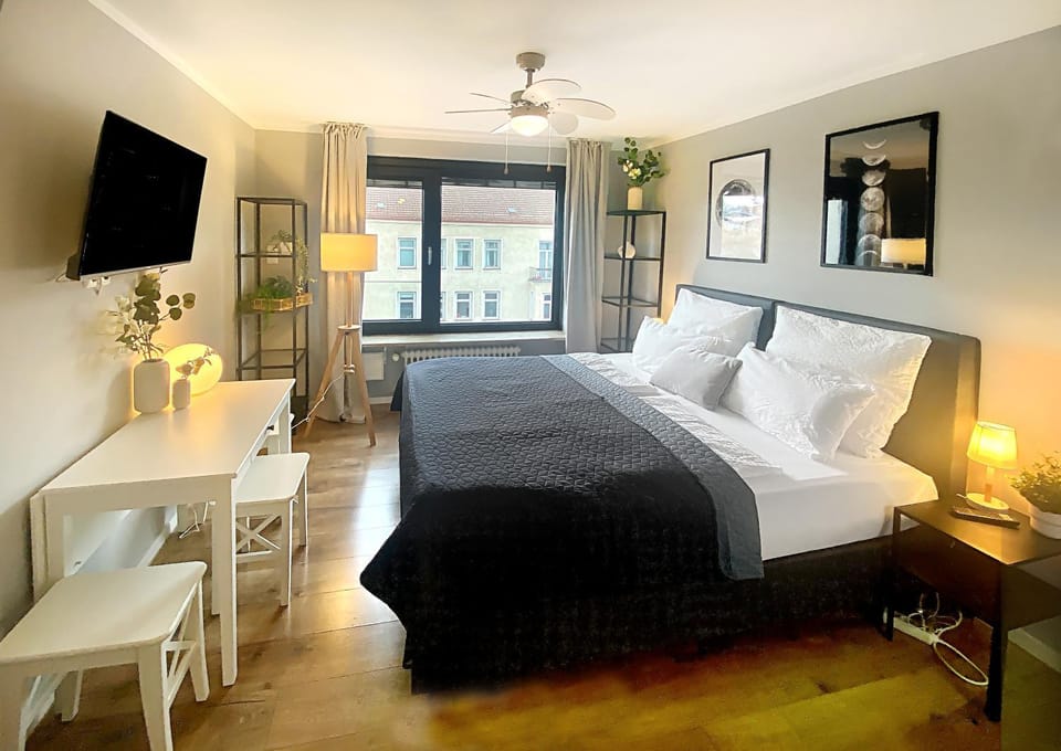 Bed, TV and multimedia, View (from property/room), View (from property/room), Photo of the whole room, Dining area