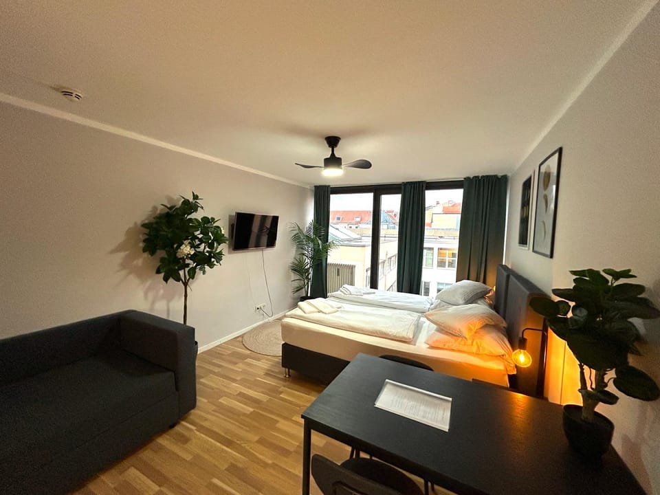 Bed, TV and multimedia, View (from property/room), Seating area, Dining area, Bedroom