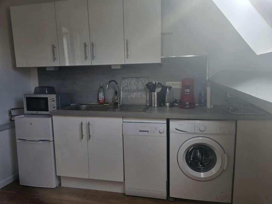 Kitchen or kitchenette, washing machine