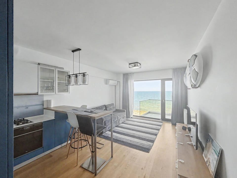 Communal lounge/ TV room, Natural landscape, TV and multimedia, Kitchen or kitchenette, Living room, Seating area, Dining area, Evening entertainment, Sea view