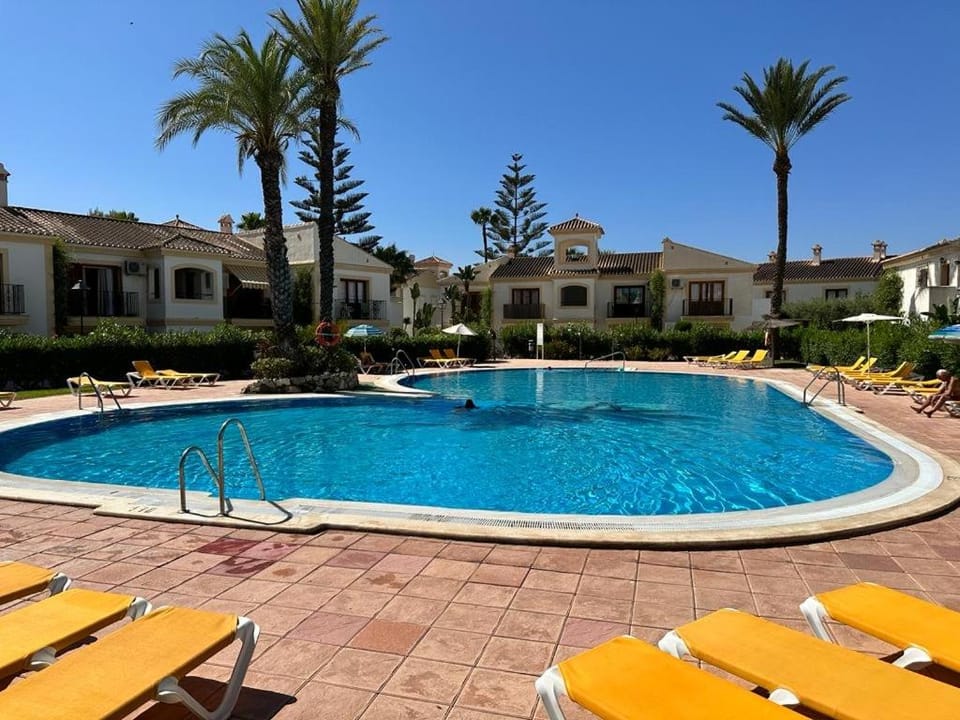 Property building, Swimming pool, sunbed