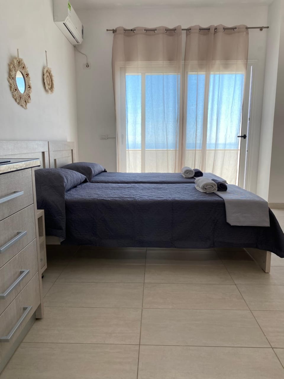 Bed, Seating area, Bedroom, air conditioner