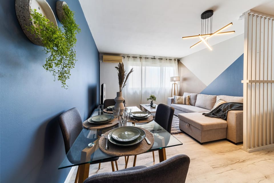 TV and multimedia, Living room, Seating area, Dining area