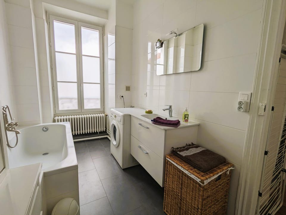 Appartement typique et confortable - Voltaire Apartment in Paris