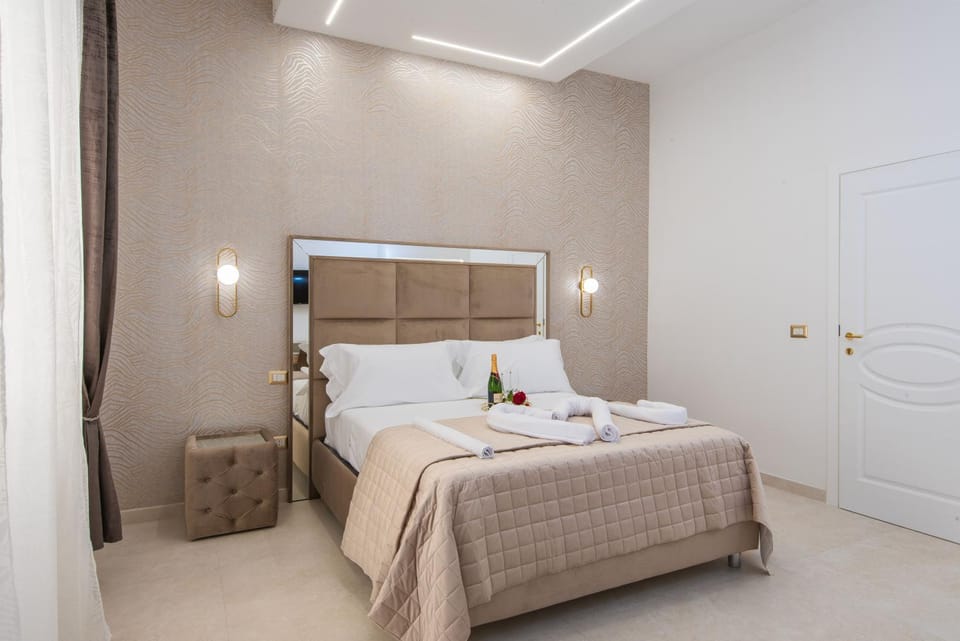 Photo of the whole room, Bedroom, towels, wardrobe