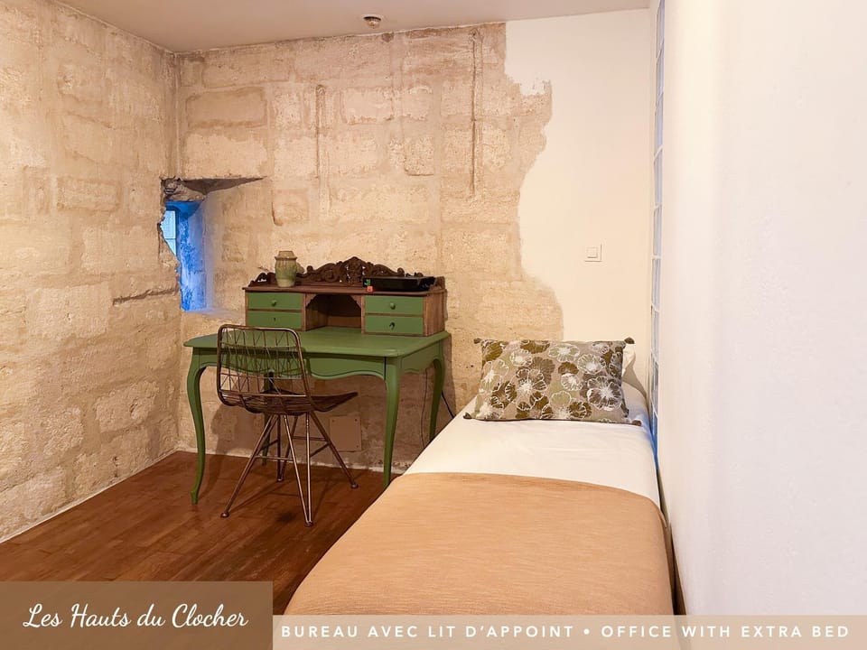 Bed, Seating area