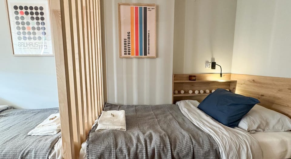 A3 - Queen Double Room - Warsaw City Haven - Shared Bathrooms - self check-in Apartment in Warsaw