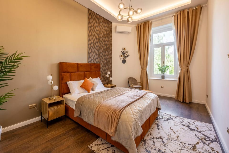 Bed, Photo of the whole room, Seating area, Bedroom