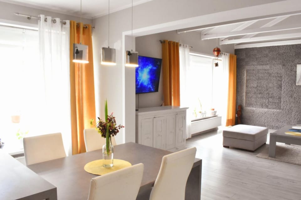 TV and multimedia, Living room, Evening entertainment