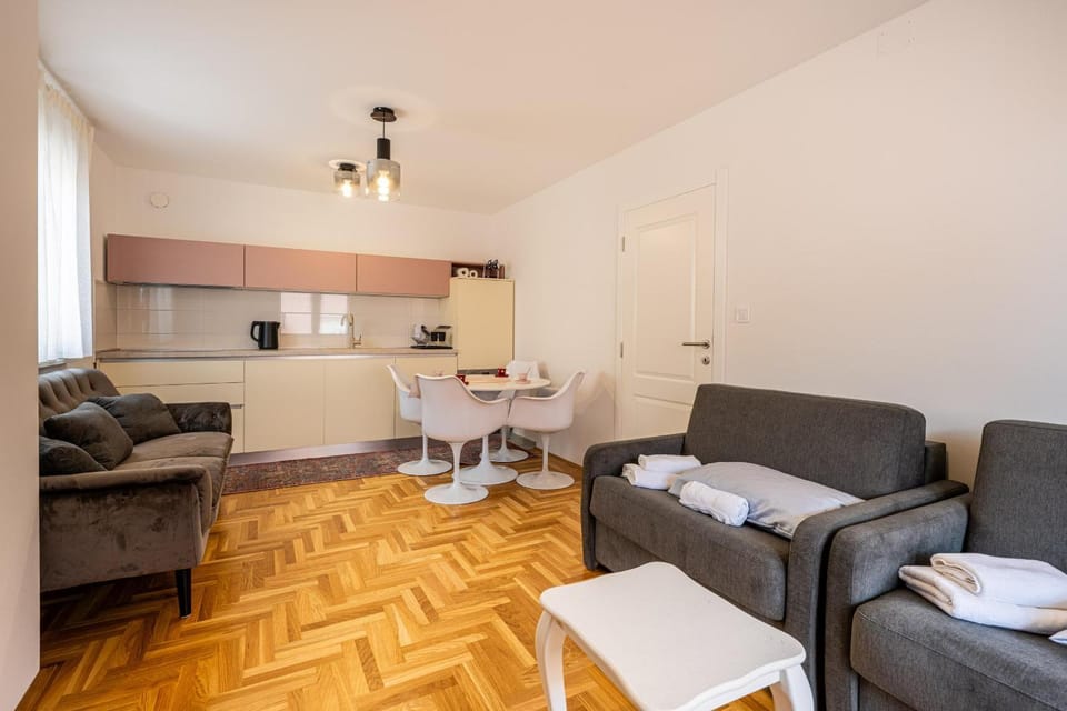 Seating area, Dining area, kitchen