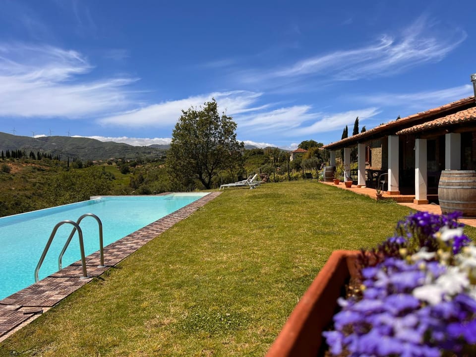 Property building, Natural landscape, Garden, Garden, Garden view, Mountain view, Pool view, Swimming pool, sunbed