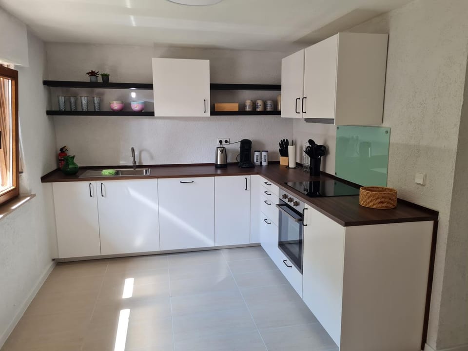 Coffee/tea facilities, Kitchen or kitchenette, dishwasher, oven, pet friendly, stove