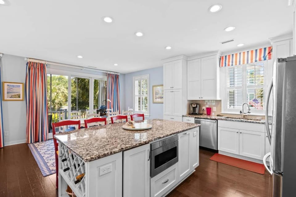 Ocean Breezes 4 Bedroom 4 Bath with Amenities House in South Carolina
