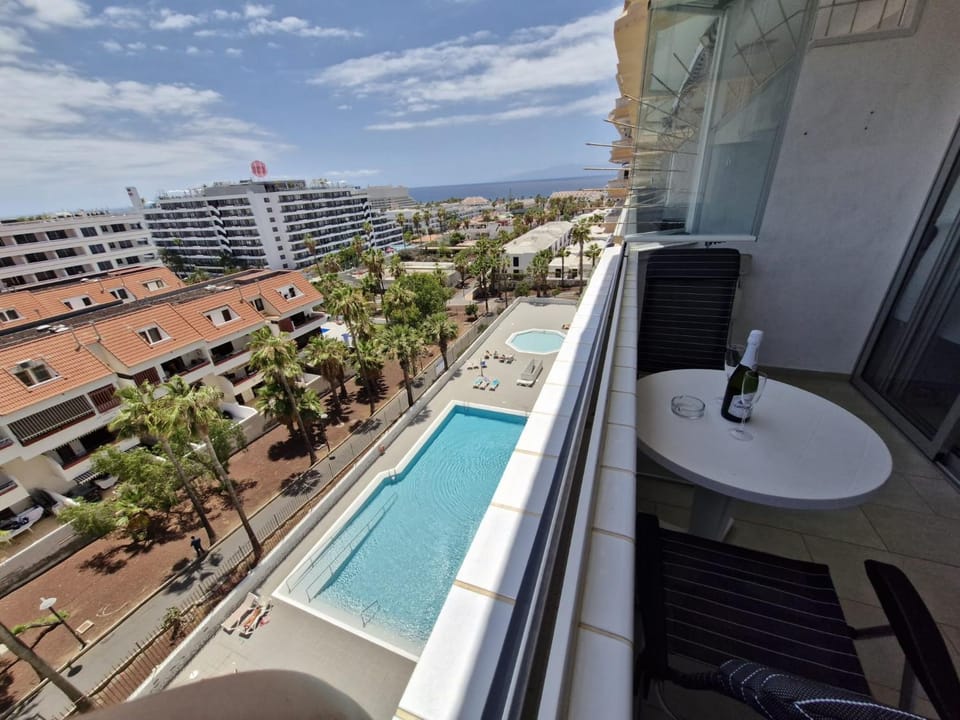 View (from property/room), Balcony/Terrace, Pool view, Sea view, Swimming pool, sunbed
