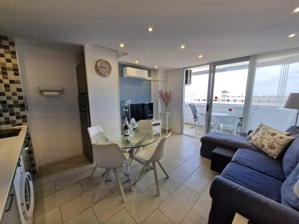TV and multimedia, Kitchen or kitchenette, Living room, Seating area, Evening entertainment