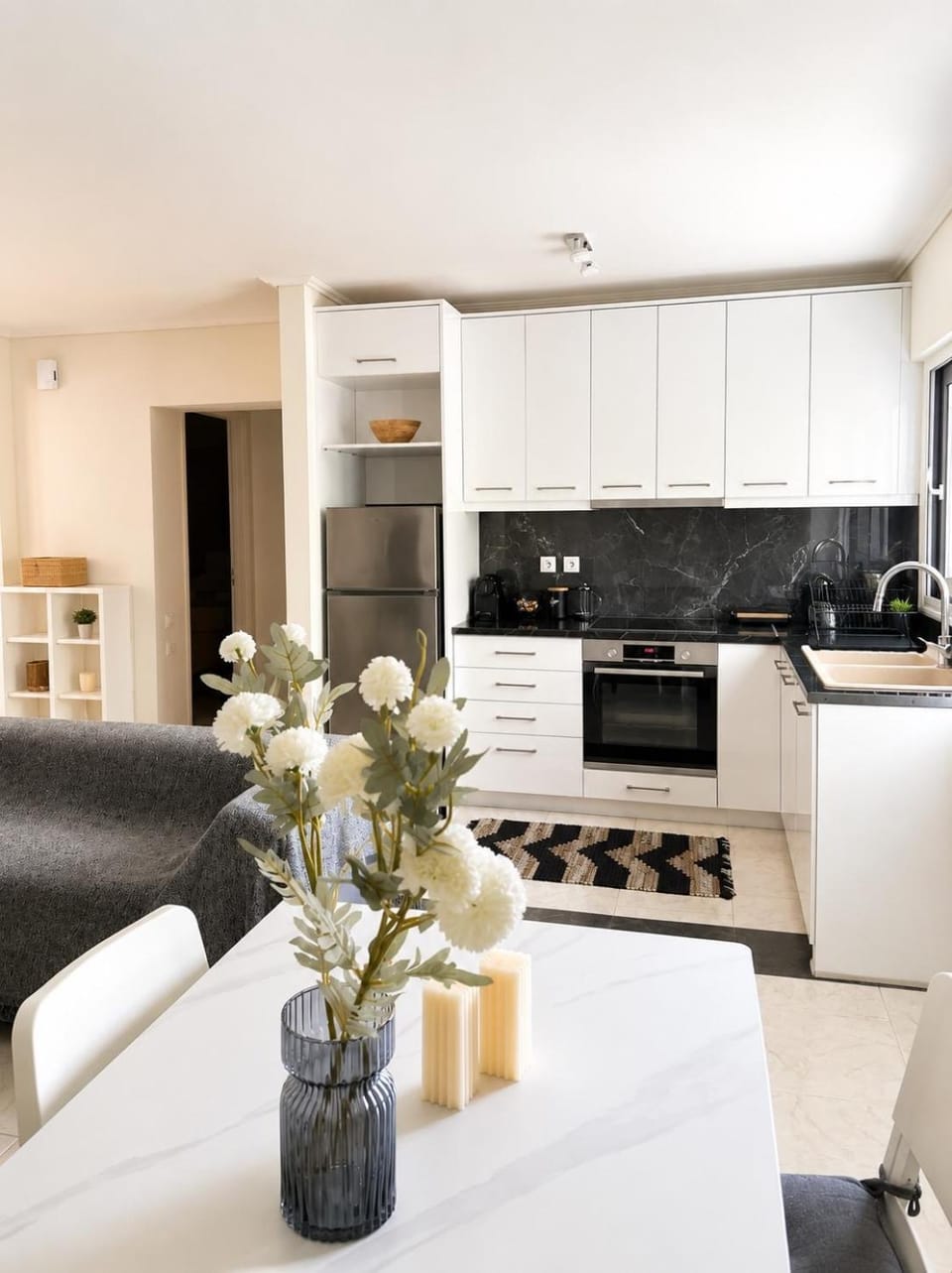 Kitchen or kitchenette, Living room, Seating area, Dining area, oven, stove