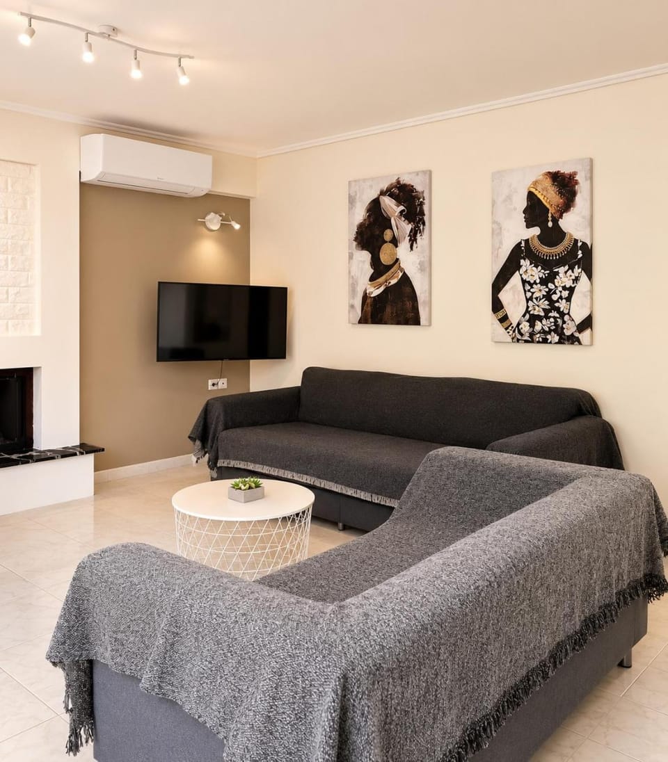 Bed, TV and multimedia, Living room, Seating area, Evening entertainment, fireplace, air conditioner