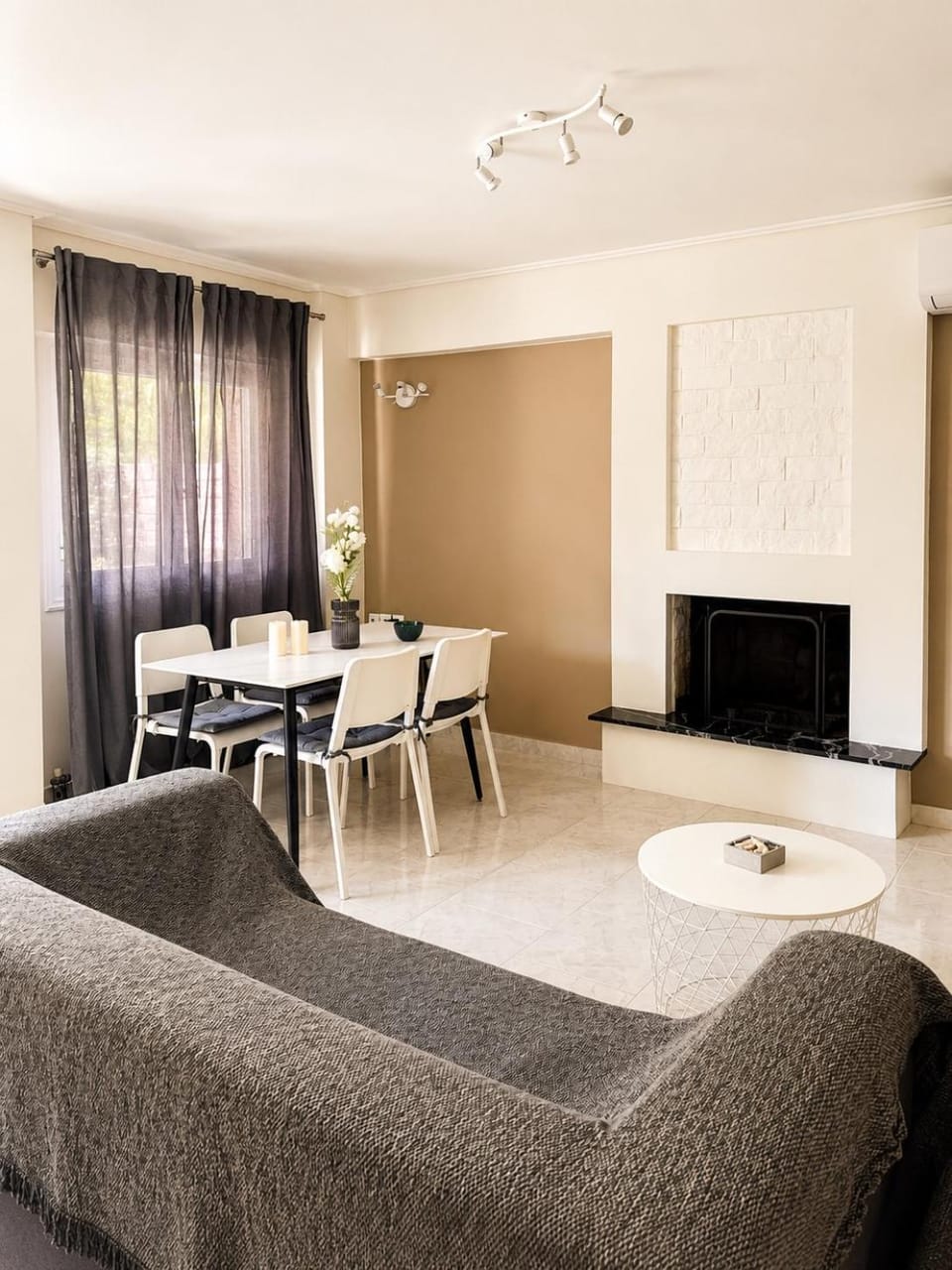 TV and multimedia, Living room, Seating area, Dining area