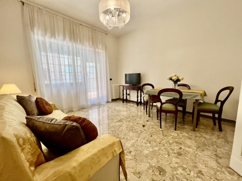 Property building, TV and multimedia, Living room, Seating area, Bedroom