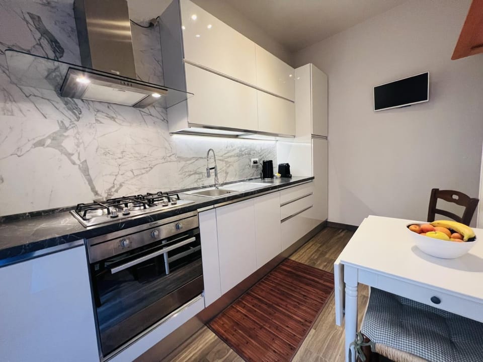 TV and multimedia, Kitchen or kitchenette, Dining area, minibar, oven, stove, toaster