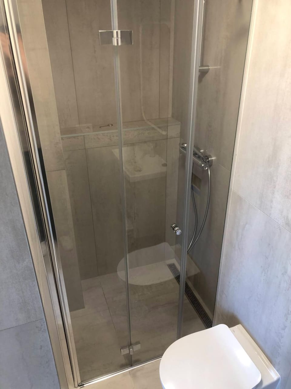 Shower, Toilet