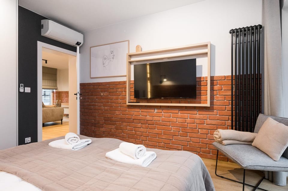 Bed, TV and multimedia, Bedroom